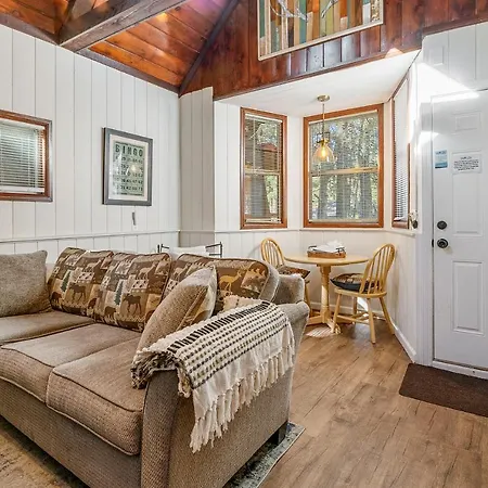 The Vintage Bear Cabin - Wonderful, Well Appointed Cabin With A Native Rock Fireplace!